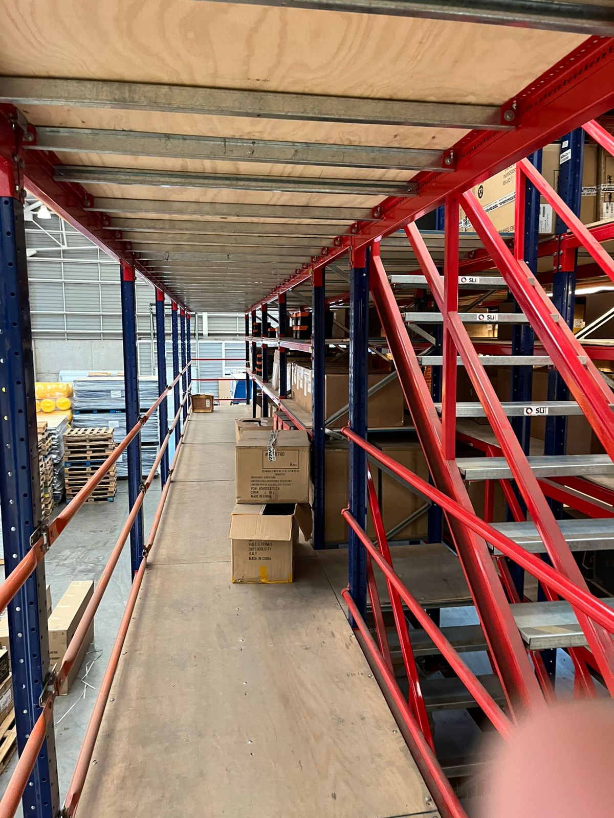 Pasillo de mezzanine con barandas de seguridad