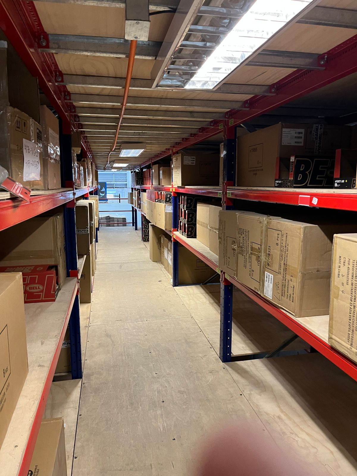 Pasillo de almacenamiento con cajas