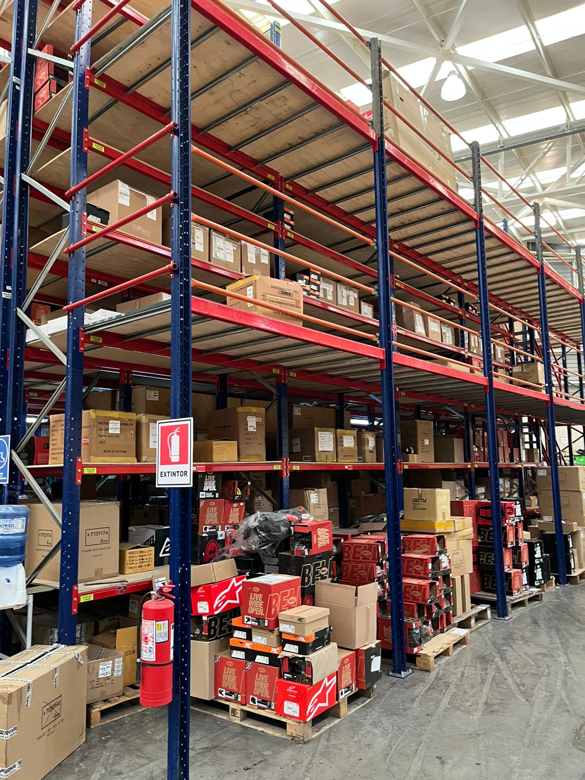 Estantería industrial con productos almacenados