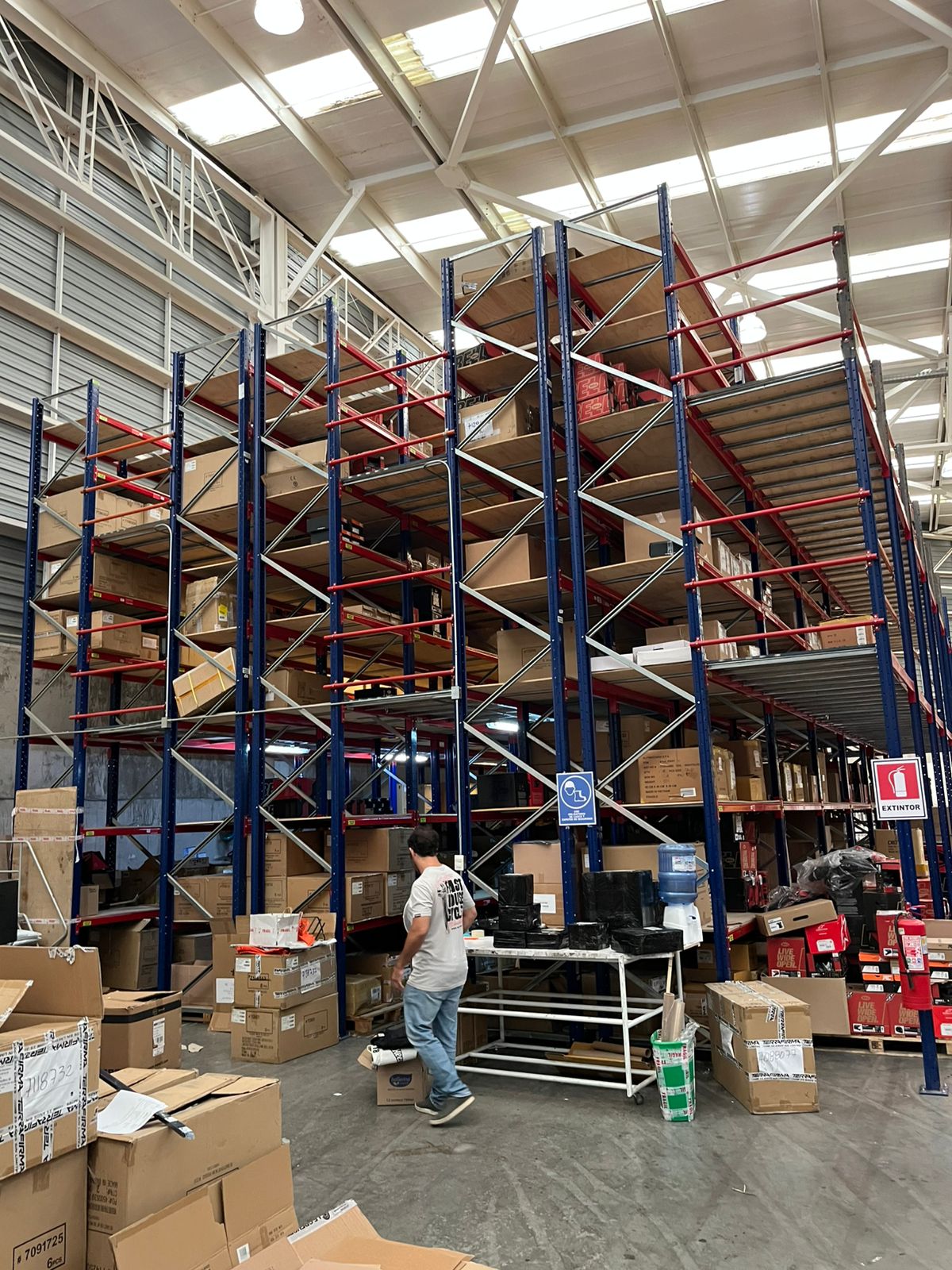 Vista general de bodega con racks